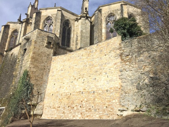 Photo Socle rocheux au pied du chevet de la Cathédrale de Bazas