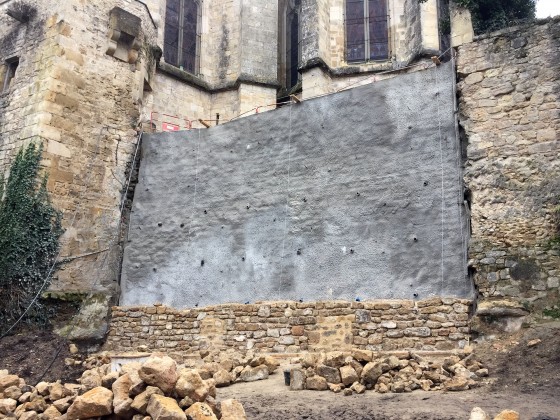 Photo Socle rocheux au pied du chevet de la Cathédrale de Bazas