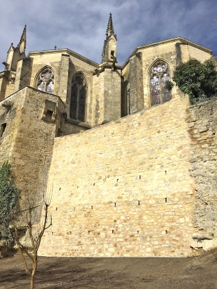 Photo Socle rocheux au pied du chevet de la Cathédrale de Bazas