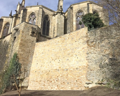 Socle rocheux au pied du chevet de la Cathédrale de Bazas